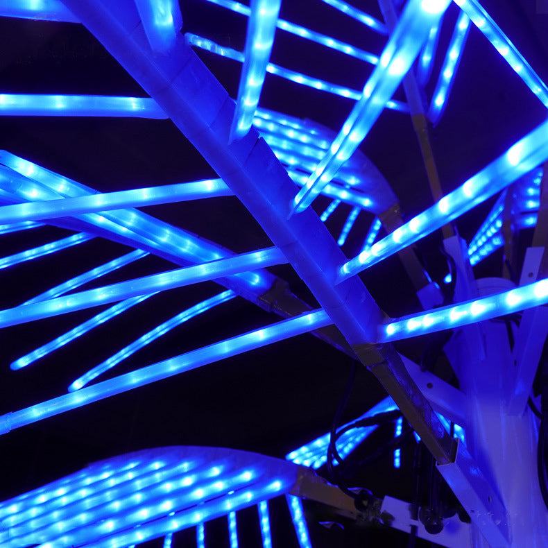 Battery-powered outdoor tree lights 