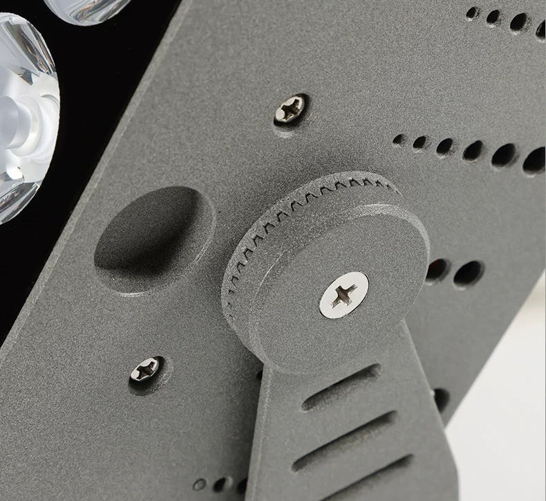 Long-distance LED searchlight for parks plazas and public spaces