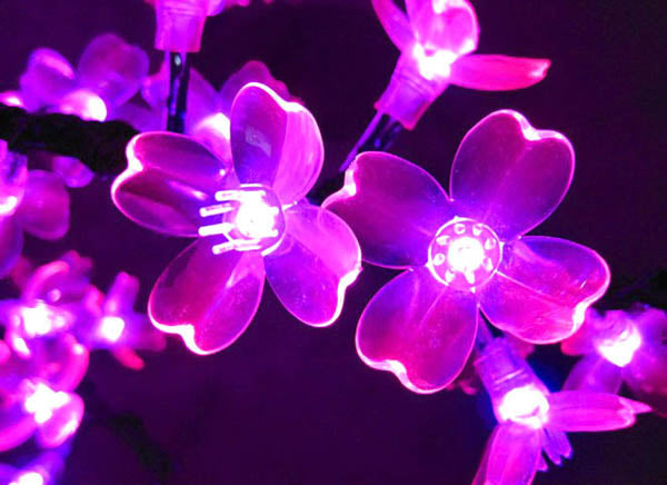 Sakura LED Tree Light – durable PVC petals with bright glow, for garden and yard lighting