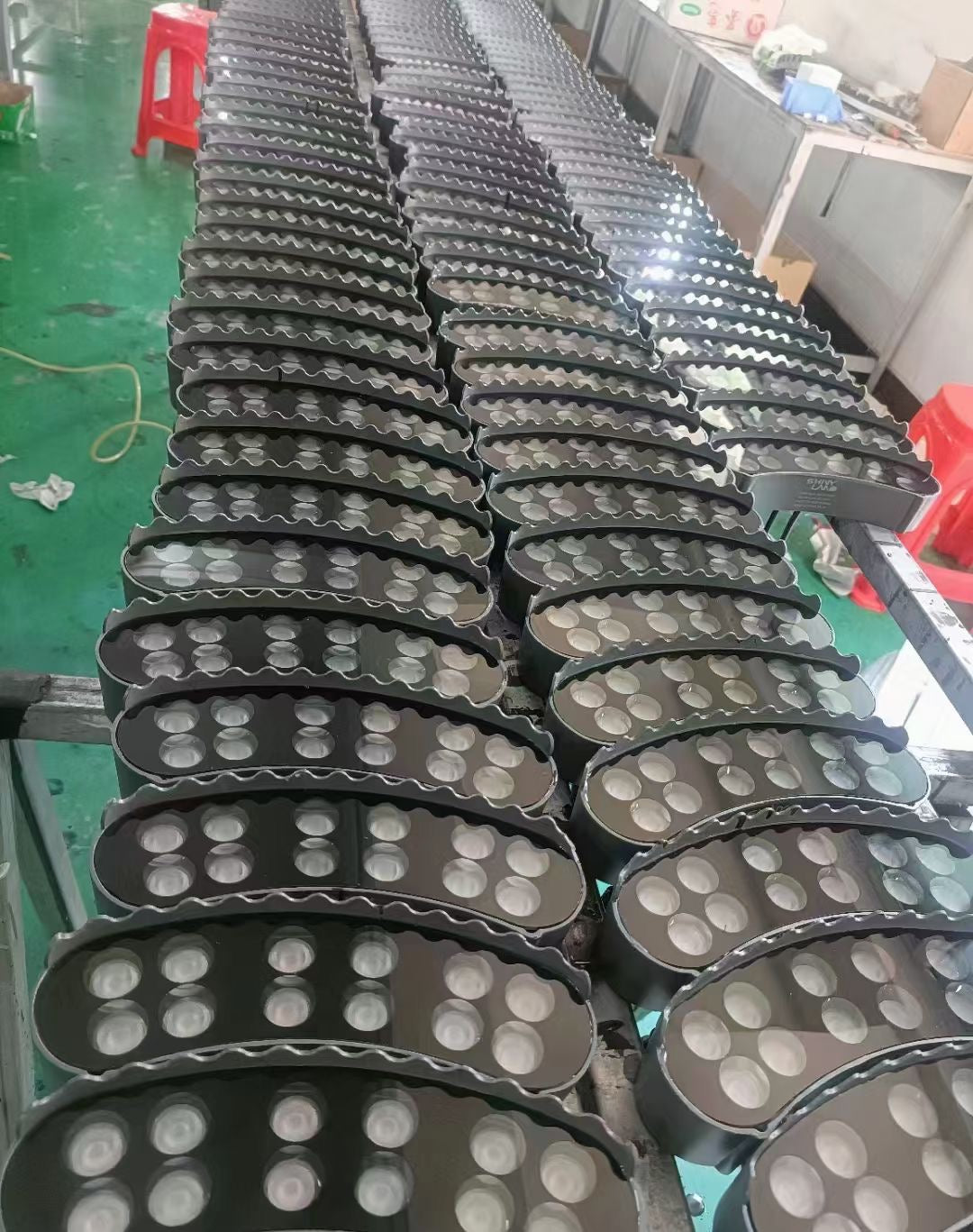 مصباح LED Hug Tree مصنوع من الألومنيوم المصبوب في الهواء الطلق ومصباح دائري للفناء IP65 