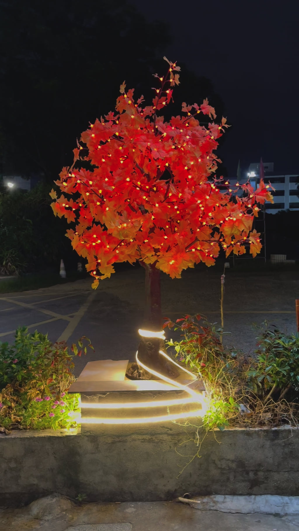 LED Maple Leaf Tree Light – realistic maple leaf petals, for mall or plaza decoration
